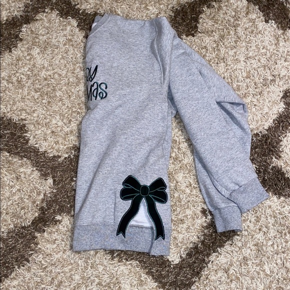 Merry Christmas 🎄 Embroidered Bow Sweatshirt - Picture 8 of 9